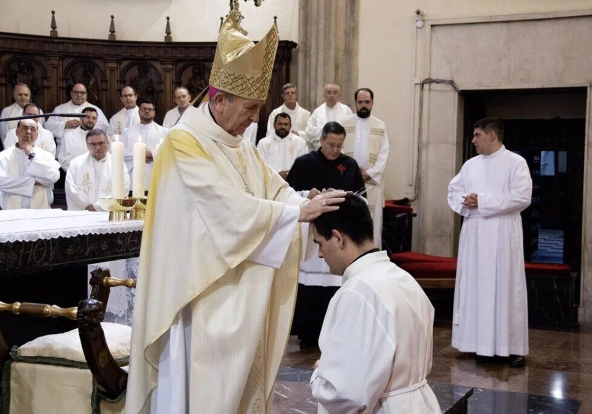 El obispo de Ciudad Real durante la ordenación de uno de los diáconos