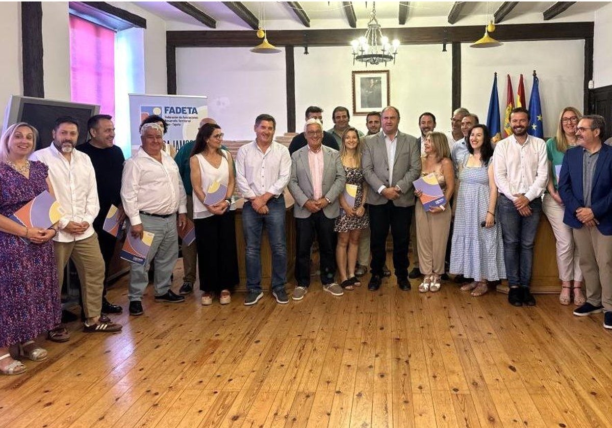 Martínez Luzán con algunos de los beneficiados por los proyectos de Desarrollo Rural