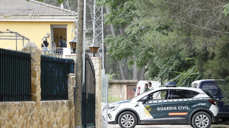 Guardias civiles en el casa donde se ha producido el asesinato de una mujer este sábado en Buñol