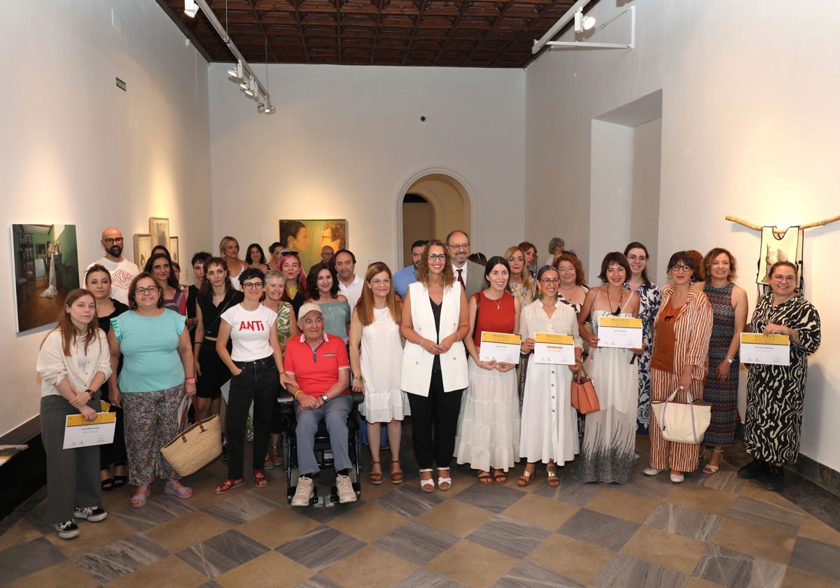 La consejera Sara Simón acompañada por algunas de las artistas que participan en 'Mujeres en arte' en el Santa Cruz