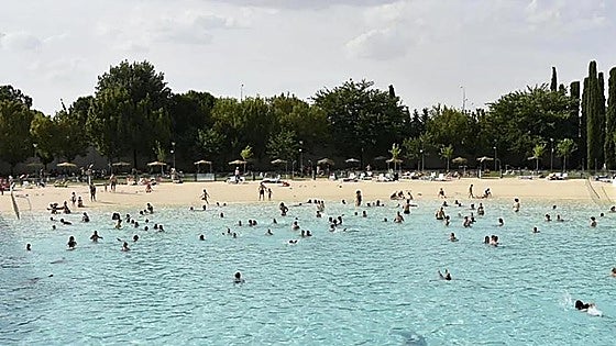 La piscina con olas de Madrid que es ideal para combatir las altas temperaturas del verano: dónde está, cómo llegar y precio de entrada