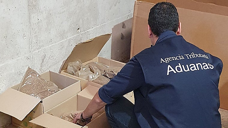 Un técnico de Vigilancia Aduanera de la Agencia Tributaria