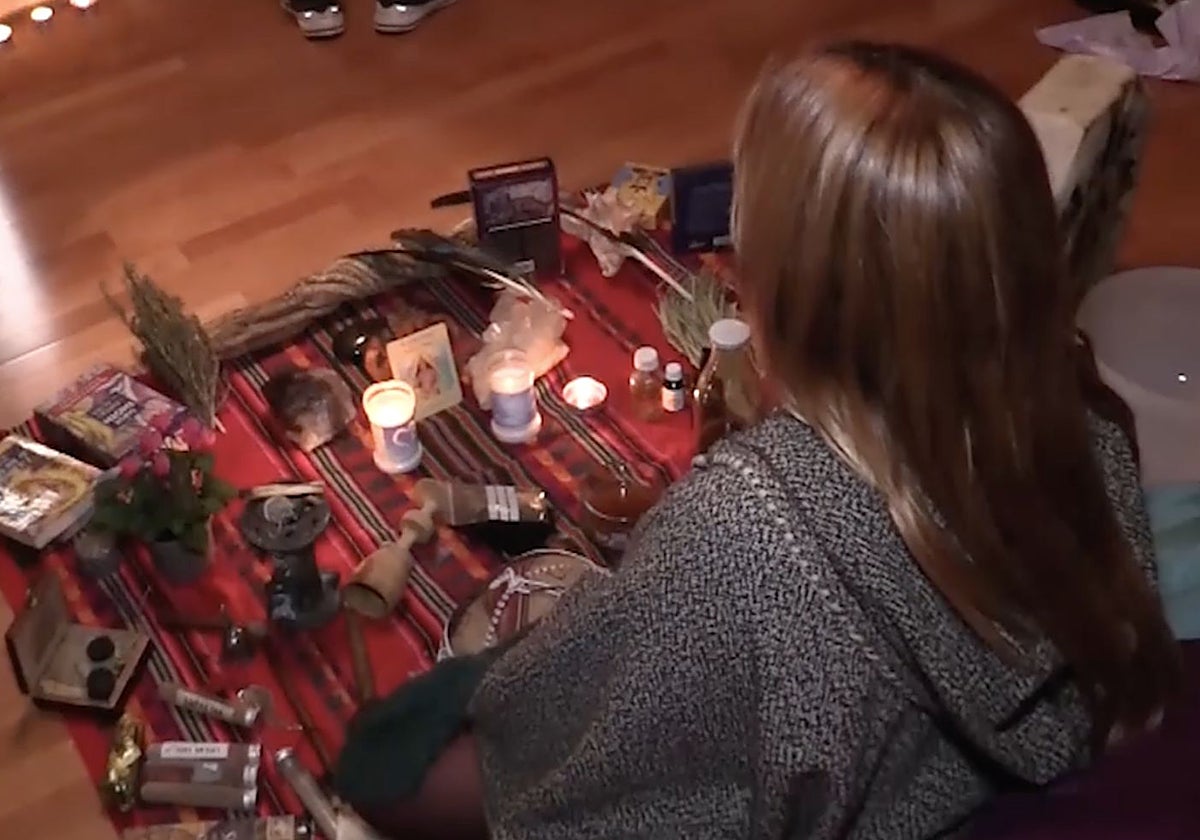 Una chamana, sorprendida en pleno ritual