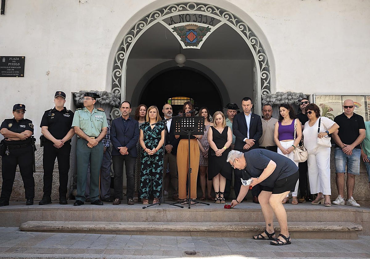 Minuto de silencio convocado por el asesinato de una vecina en la localidad valenciana de Buñol