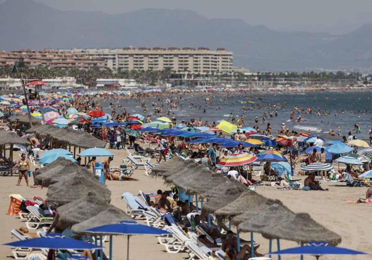 Imagen de archivo de la playa de la Malvarrosa de Valencia