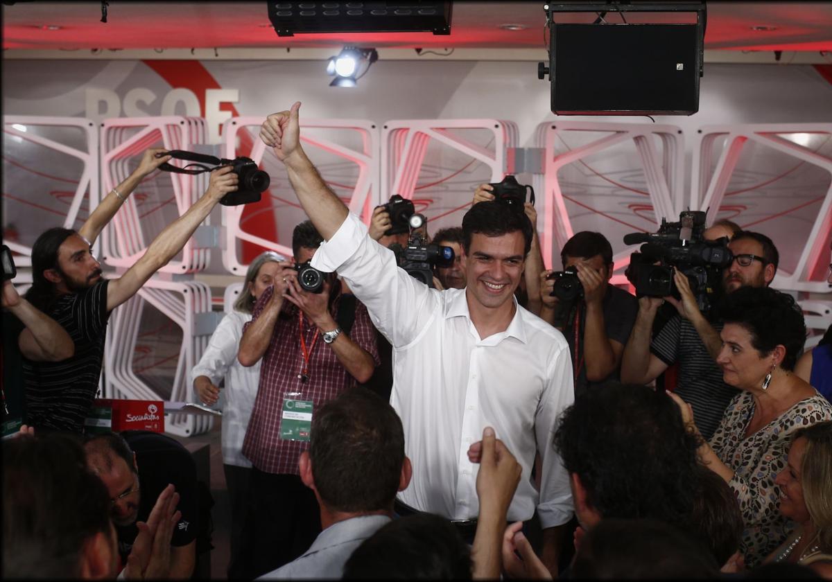 Un joven Pedro Sánchez celebra su entronización como líder del PSOE en 2014