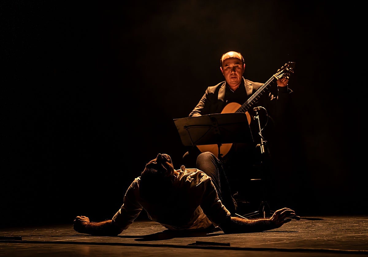 Paños interpreta uno de los bailes del espectáculo bajo la guitarra de Trápaga