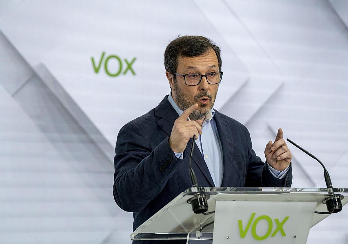 El portavoz de Vox, Santiago Fuster, en una rueda de prensa en la sede del partido