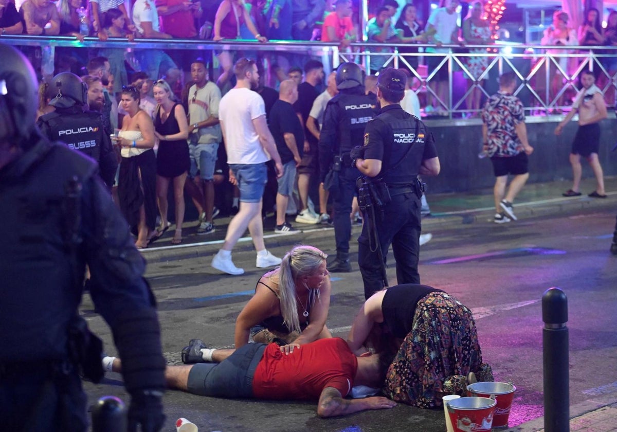 Imagen de aficionados ingleses y españoles en un local de ocio nocturno de Benidorm tras la final