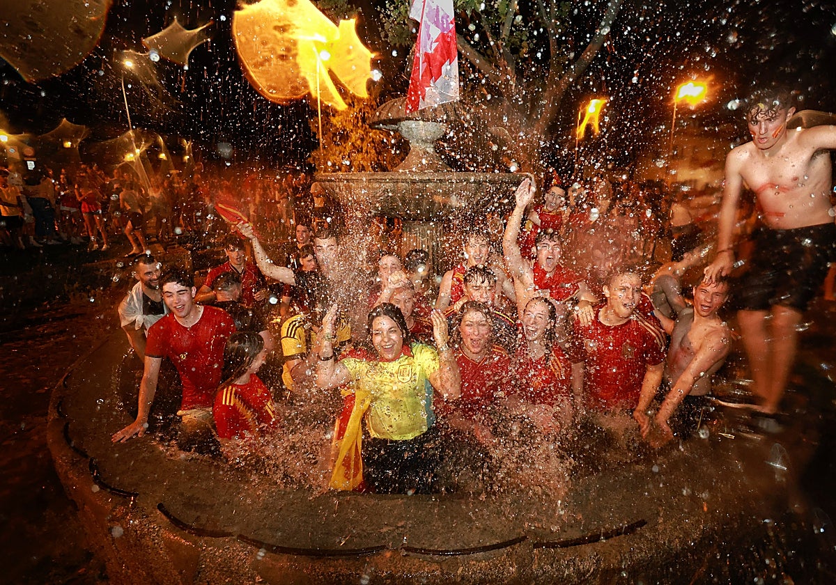 Aficionados celebrando la victoria de España en Ciudad Rodrigo (Salamanca)
