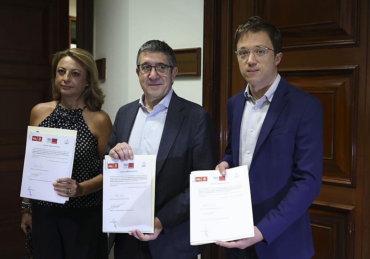 Los portavoces parlamentarios de CC, PSOE y Sumar, con la propuesta registrada