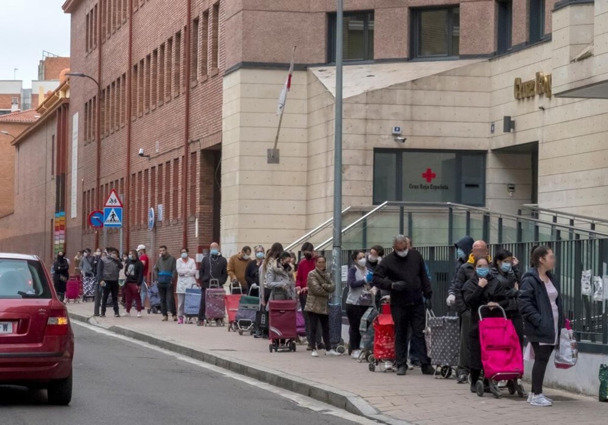 Cola ante la sede de Cruz Roja en Valladolid para recibir alimentos