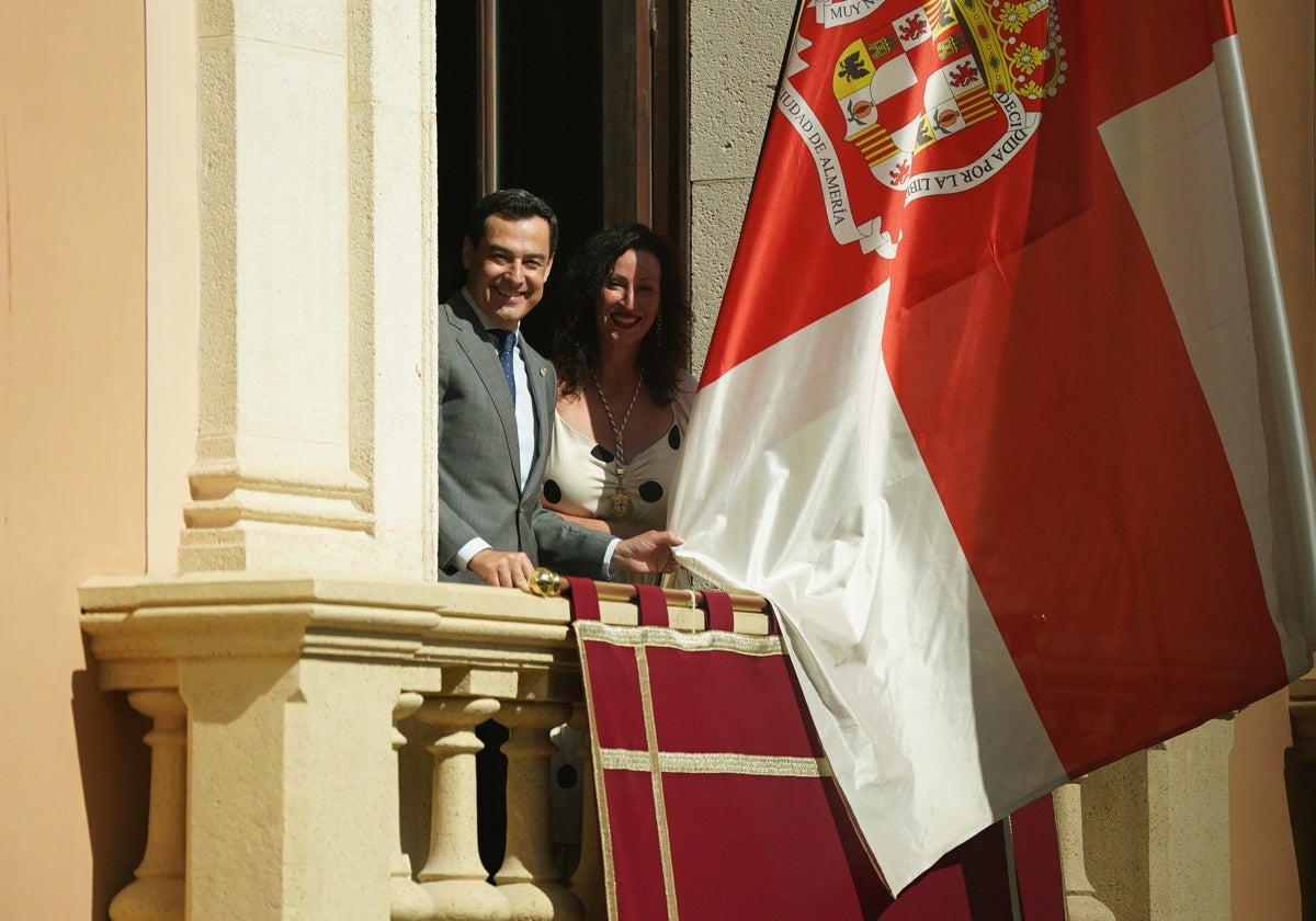 Juanma Moreno en el balcón del Ayuntamiento de Almería con la alcaldesa, María del Mar Vázquez