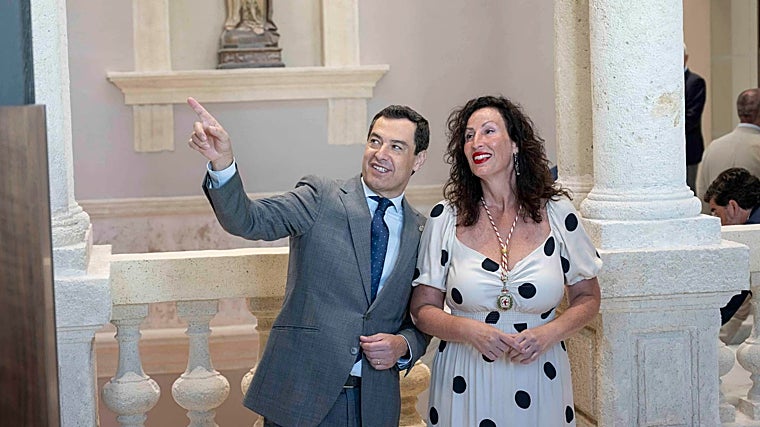 Juanma Moreno y María del Mar Vázquez observan el resultado de la rehabilitación de las Casas Consistoriales de Almería