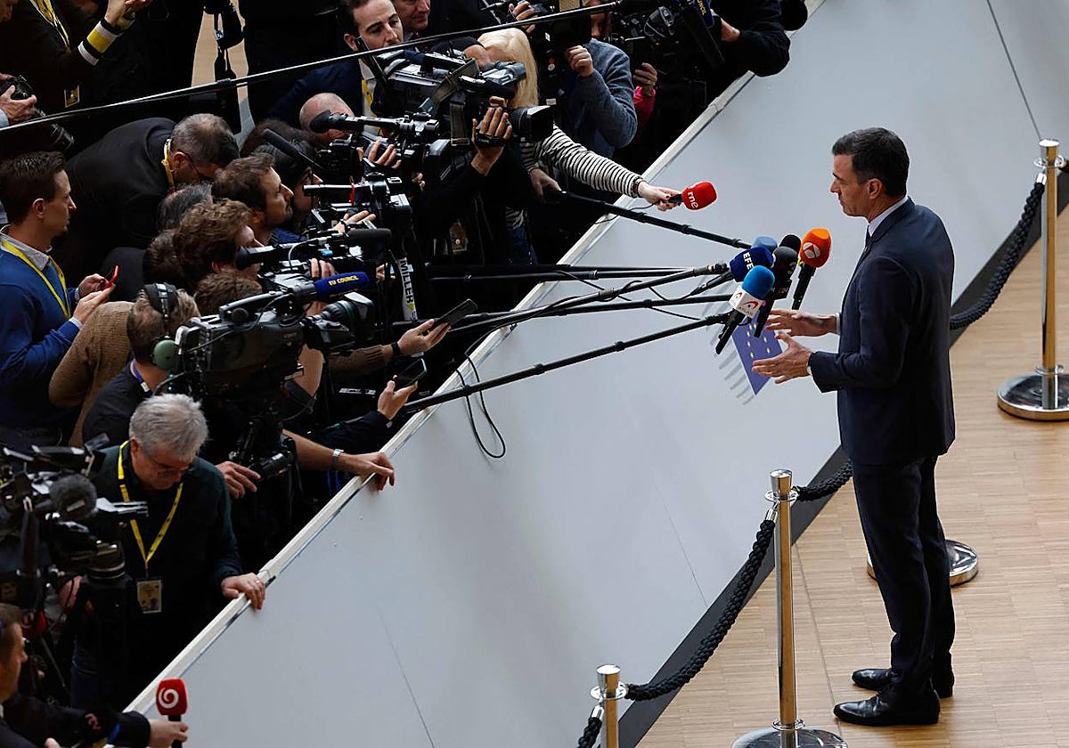 El presidente del Gobierno, Pedro Sánchez, atiende a los medios