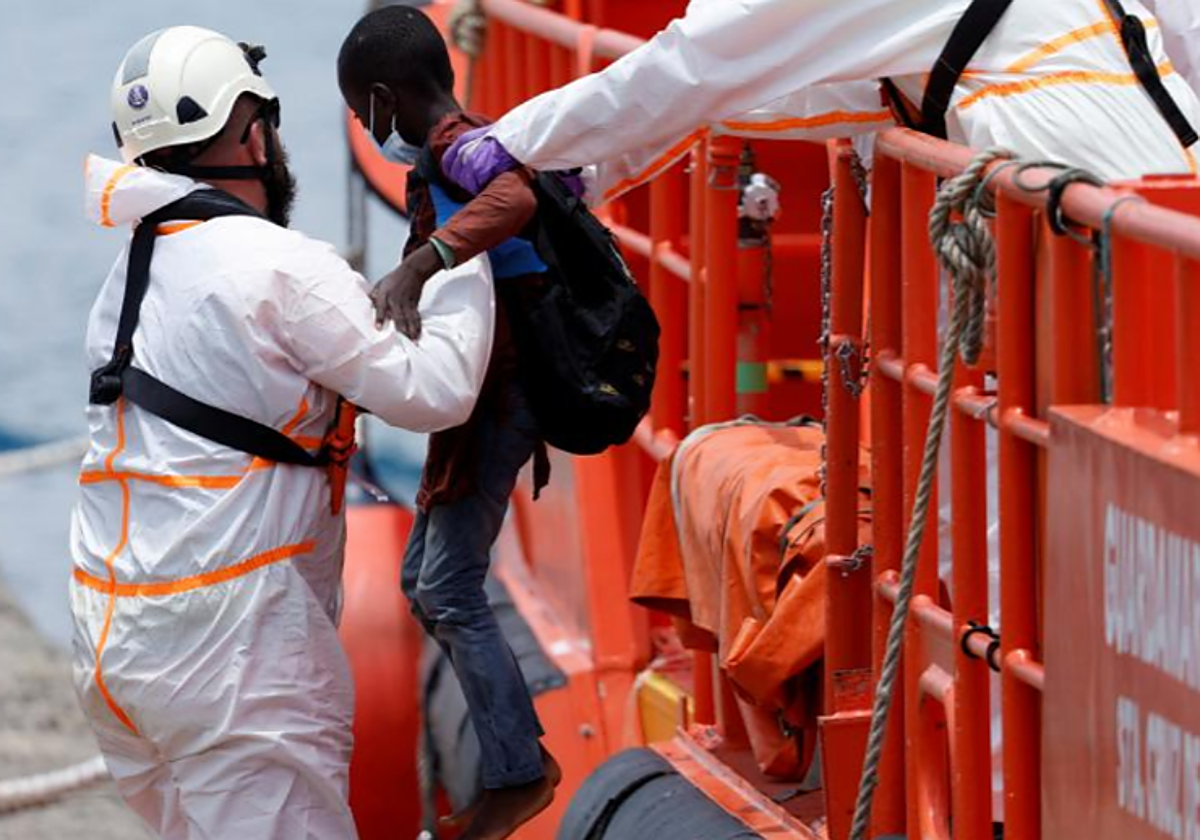Desembarco de un niño rescatado en una patera cercana a Gran Canaria el verano de 2023