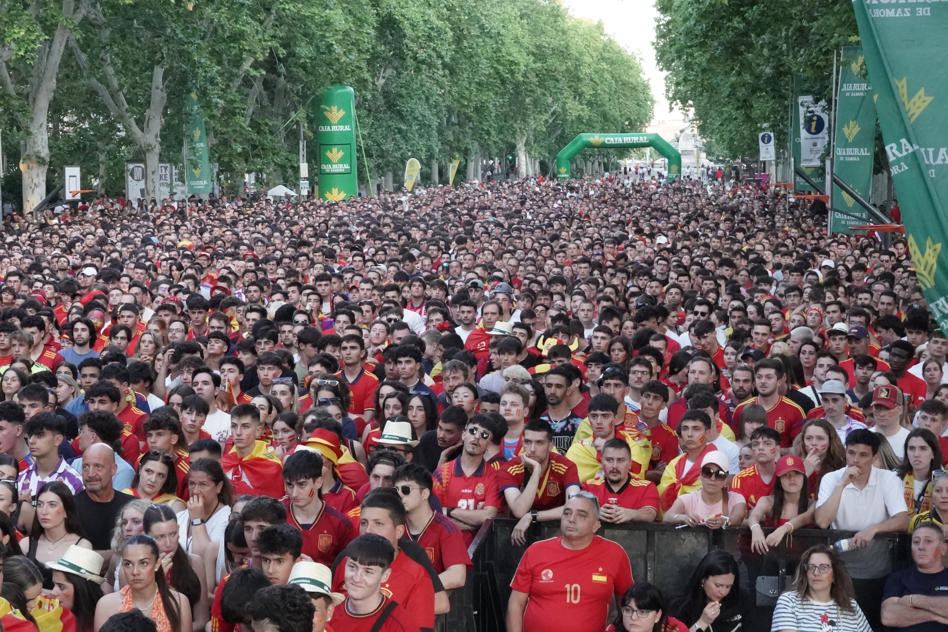 La Acera de Recoletos de Valladolid repleta de aficionados siguiendo el partido