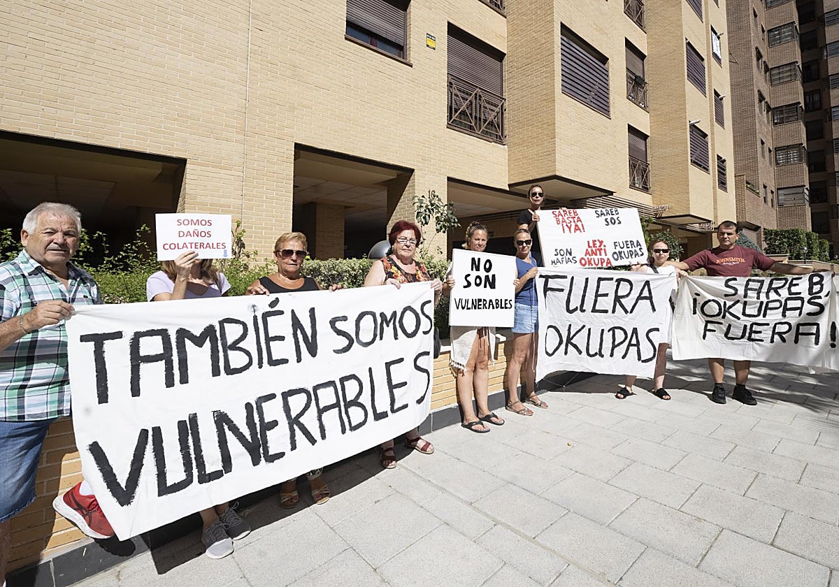 Vecinos protestan frente al número 16, el portal que más okupas alberga