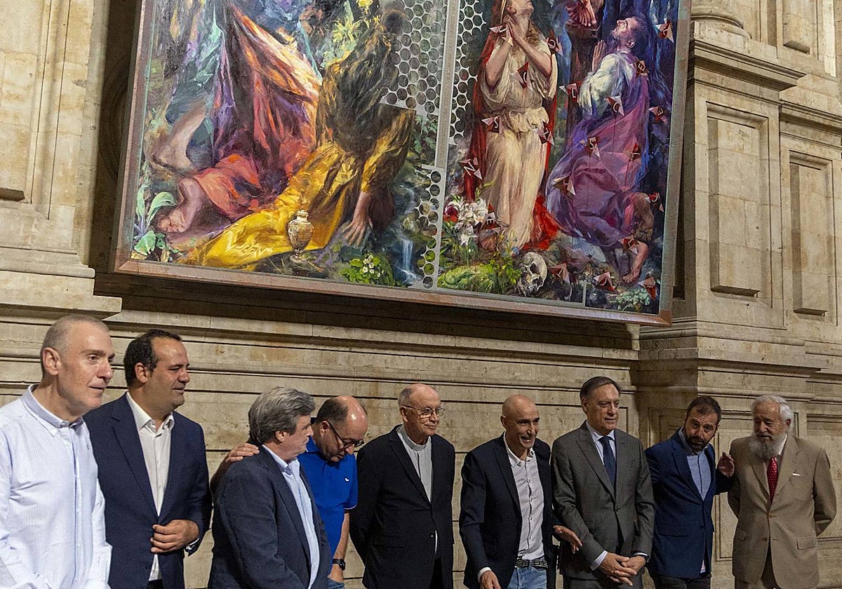 Autoridades y artista posan junto al cuadro