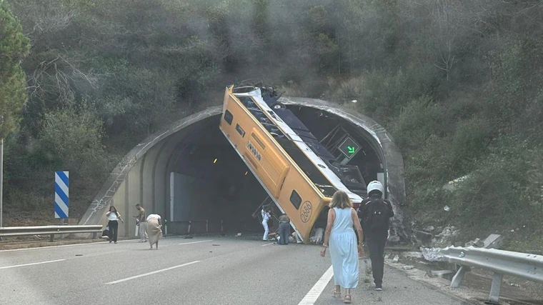 El autobús siniestrado a la entrada del túnel