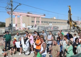 Decenas de vecinos protestan contra las obras de la Alta Velocidad a su paso por Palencia