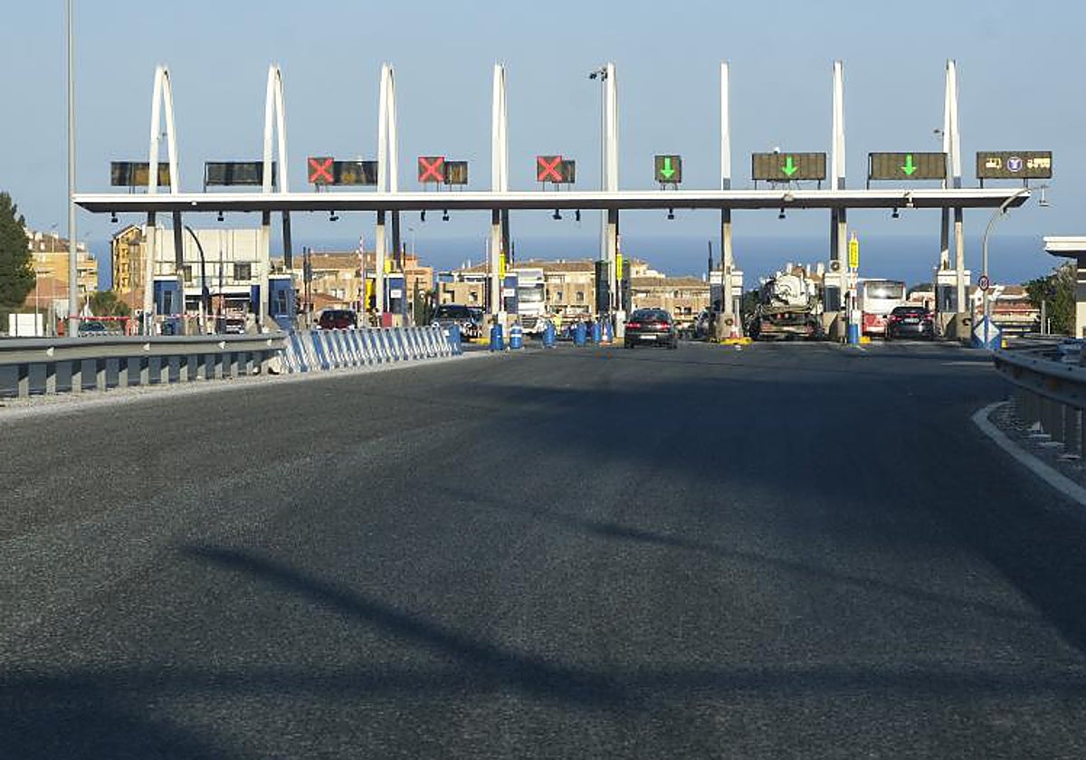 El peaje de la autopista en Calahonda con un tráfico fluido de coches, en una imagen de archivo