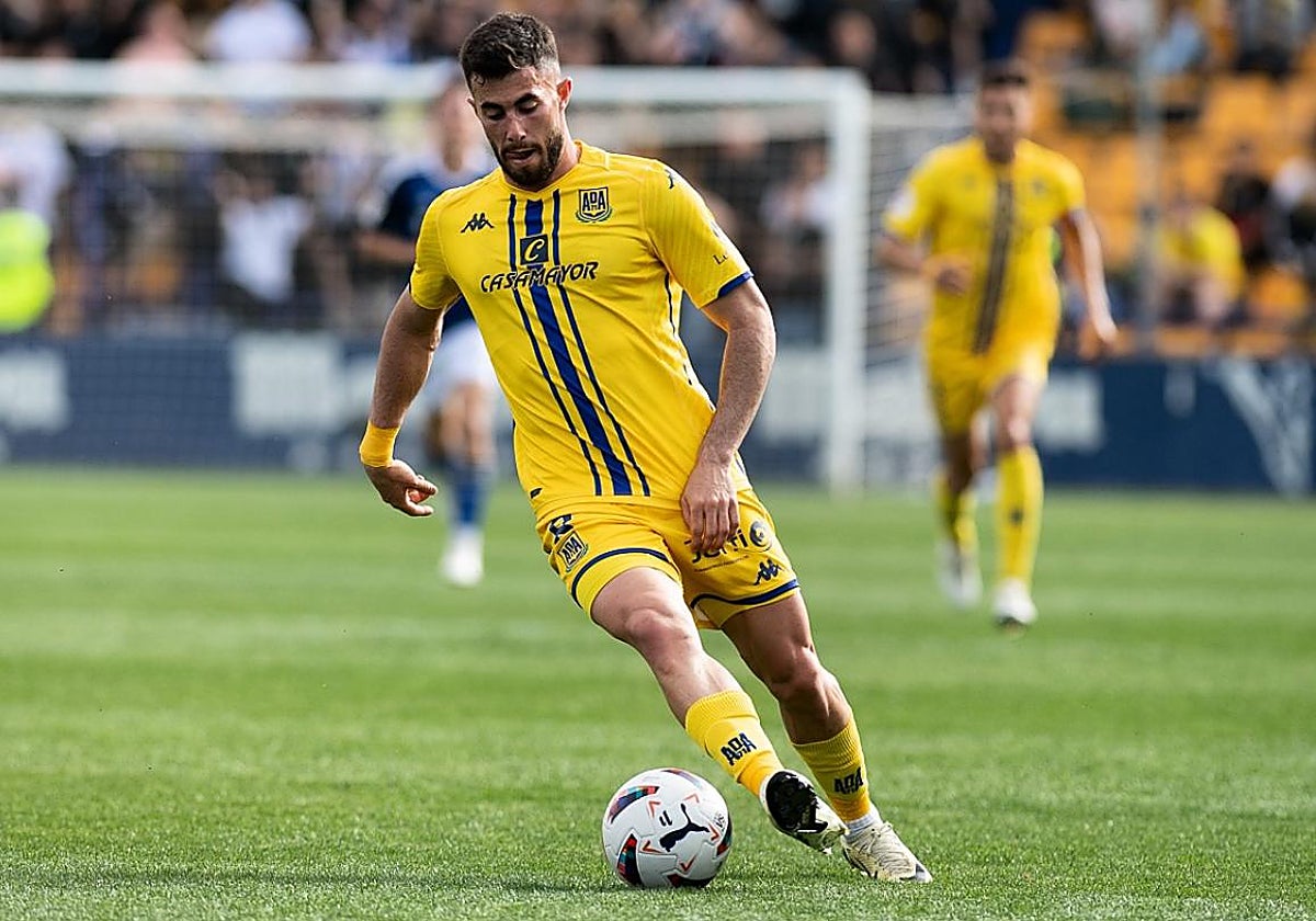 El nuevo jugador del Córdoba, Jacobo González con la camiseta del Alcorcón