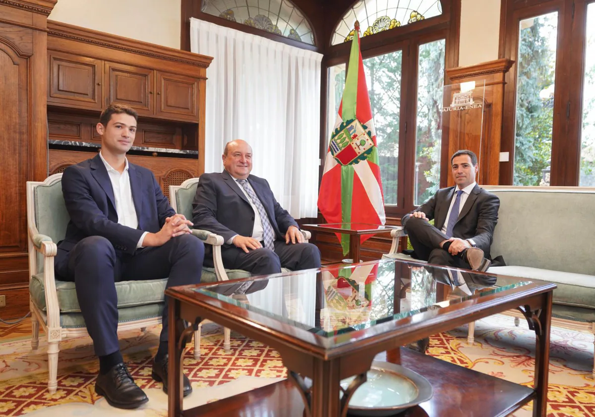 Joseba Díez Antxusegi, portavoz del PNV en el Parlamento vasco, y Andoni Ortuzar, presidente del EBB, reunidos con el nuevo lendakari, Imanol Pradales