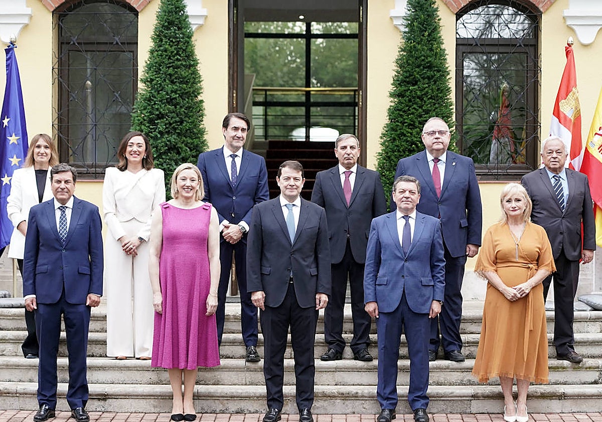 Primera foto oficial del nuevo gobierno de Castilla y León