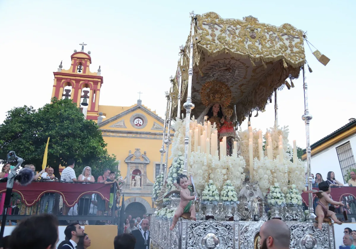 El palio de Nuestra Señora del Carmen de San Cayetano, durante su procesión del martes