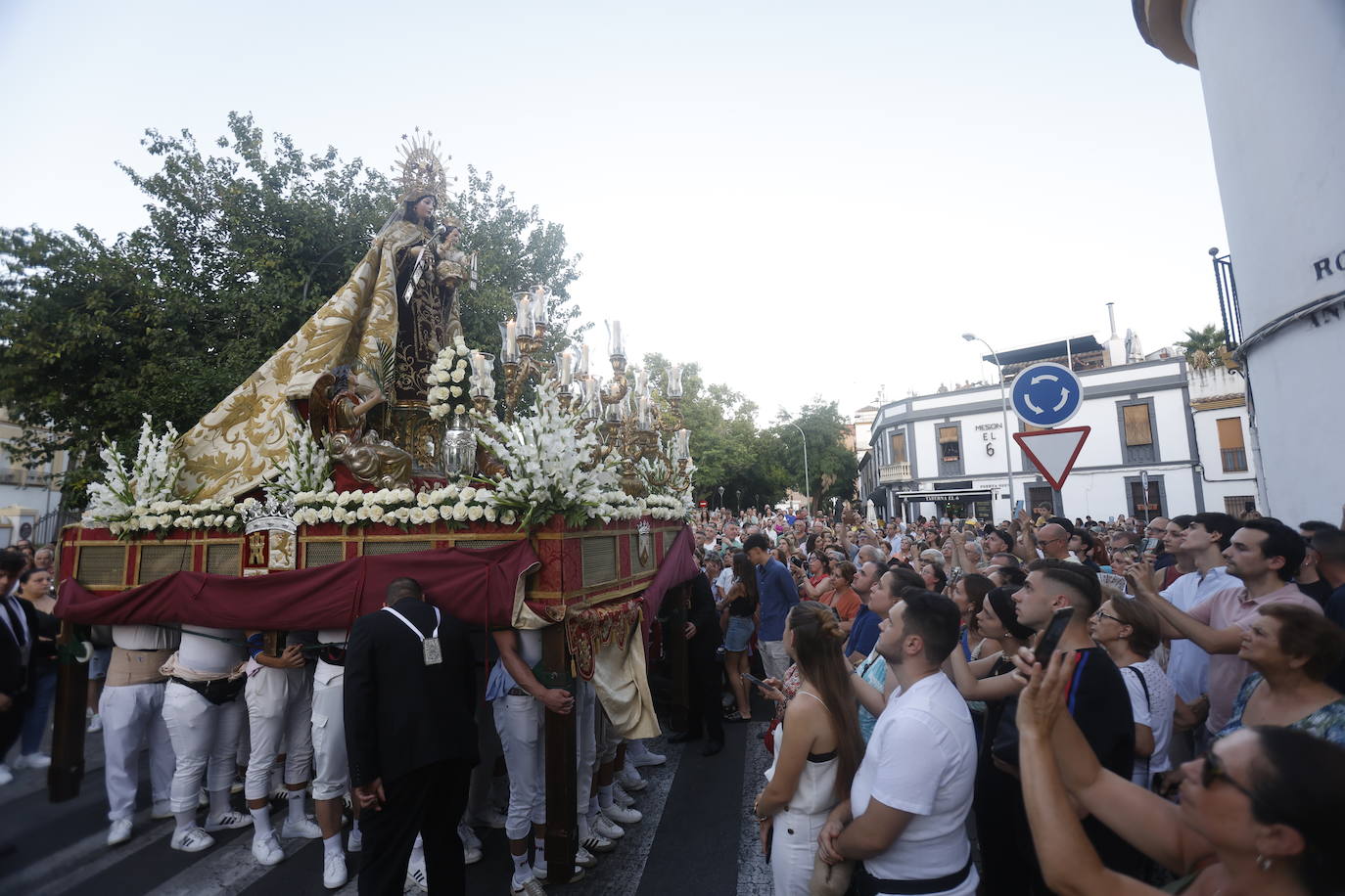 La elegante procesión del Carmen de Puerta Nueva en Córdoba, en imágenes