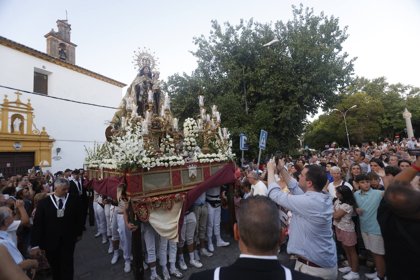 La elegante procesión del Carmen de Puerta Nueva en Córdoba, en imágenes