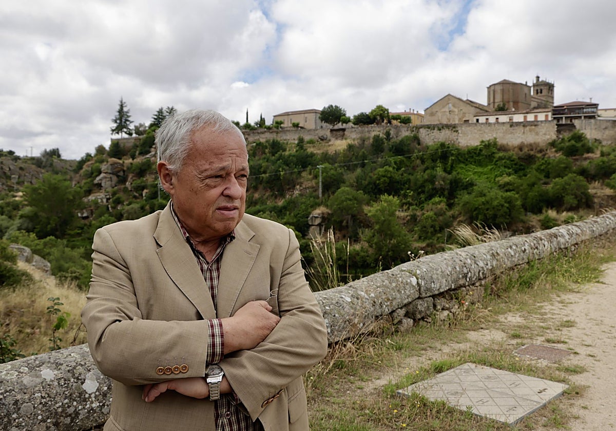 Gonzalo Santoja, durante una visita a los derrumbes de la muralla de Ledesma