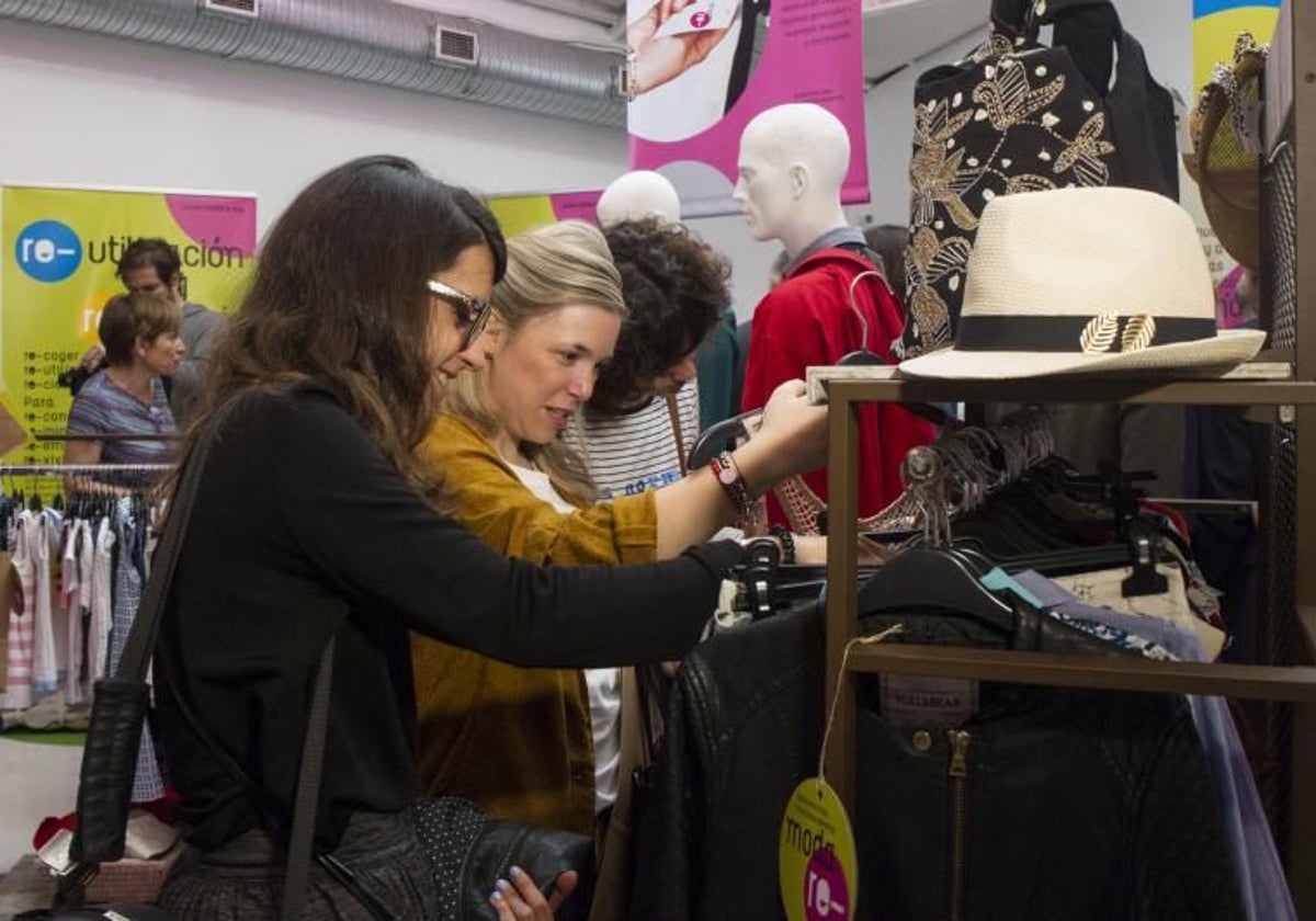 Mujeres en un mercadillo de segunda mano de Cáritas