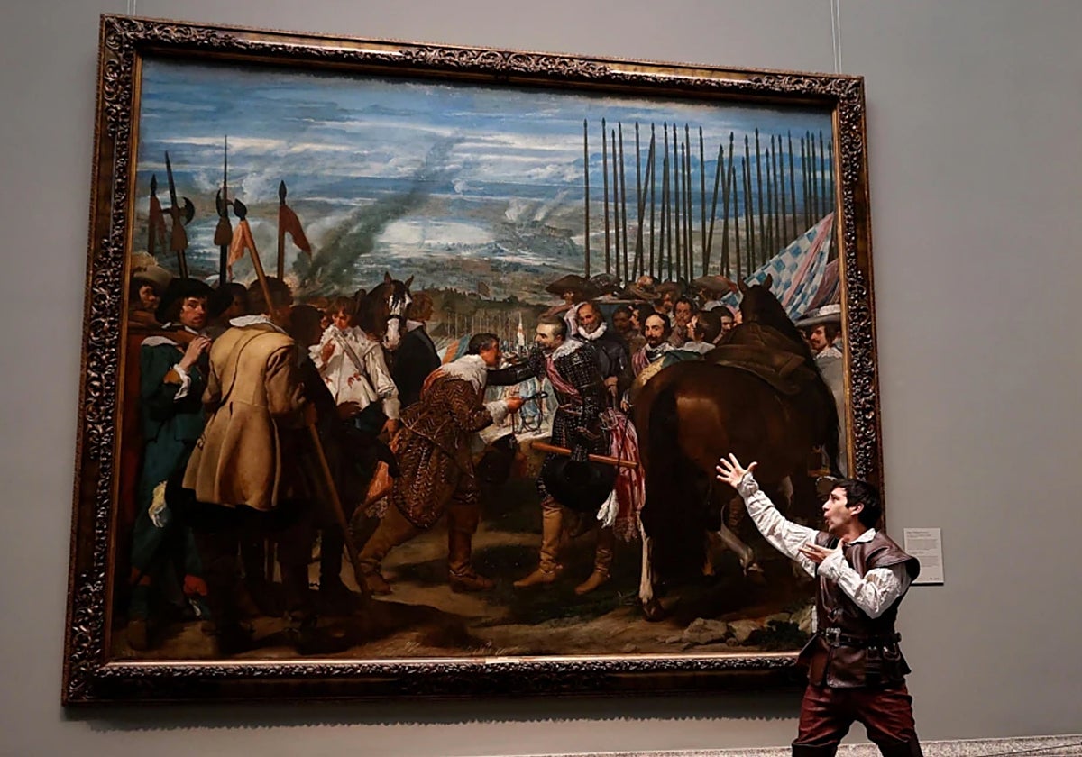 Imagen de una representación teatral ante el cuadro 'Las Lanzas'