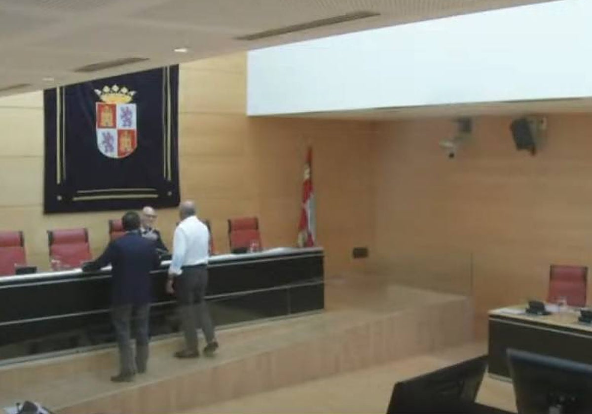 El presidente de la Comisión, Javier Carrera, conversa con Javier Teira y Miguel Ángel García Nieto