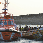 Rescatado un cayuco con una vía de agua con 189 personas y 23 niños a bordo en aguas de Tenerife