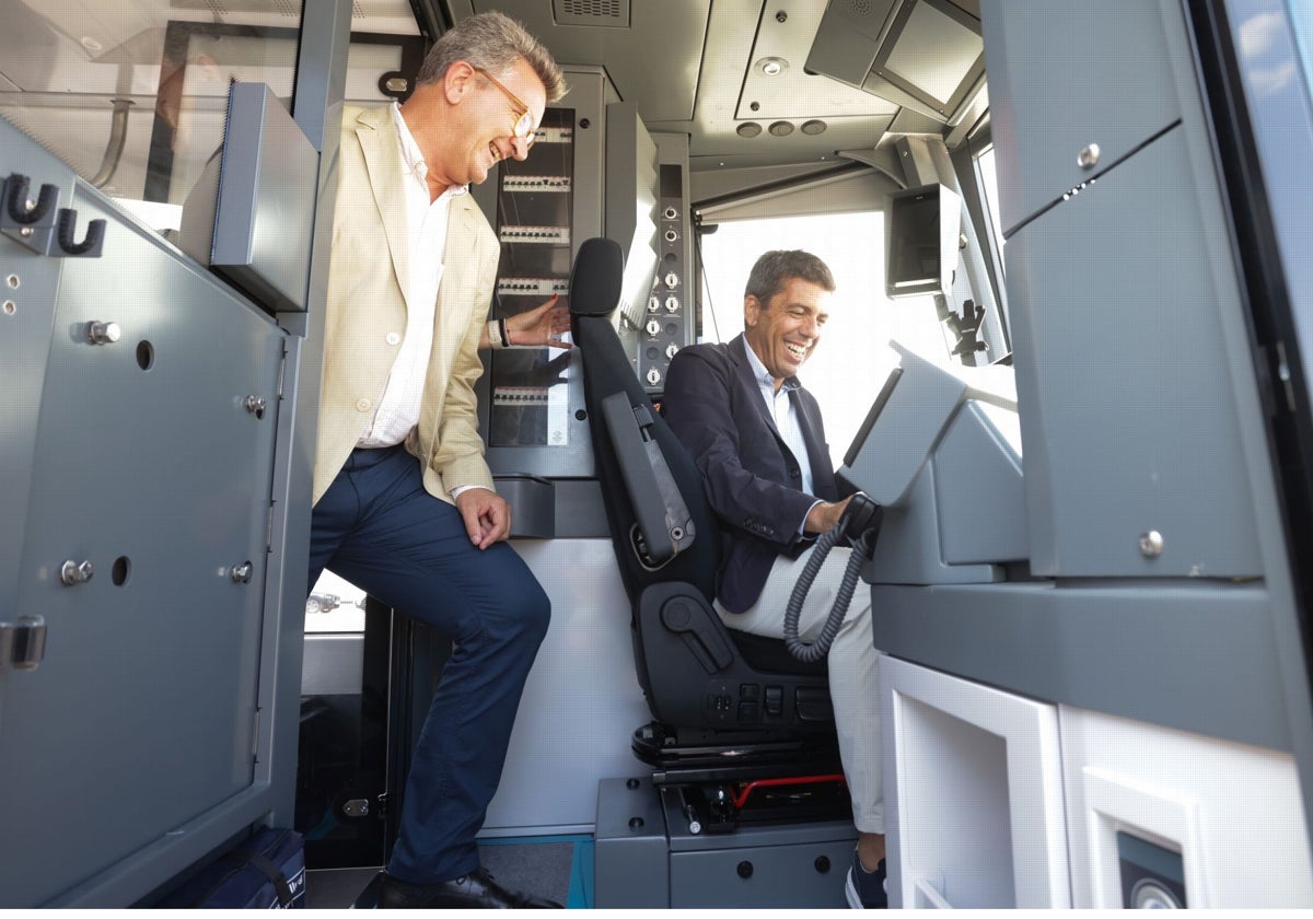 Imagen de la visita de Carlos Mazón a la factoría valenciana de Stadler