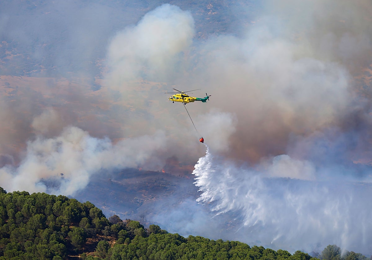 Un helicóptero lanza agua en uno de los puntos del incendio de Obejo