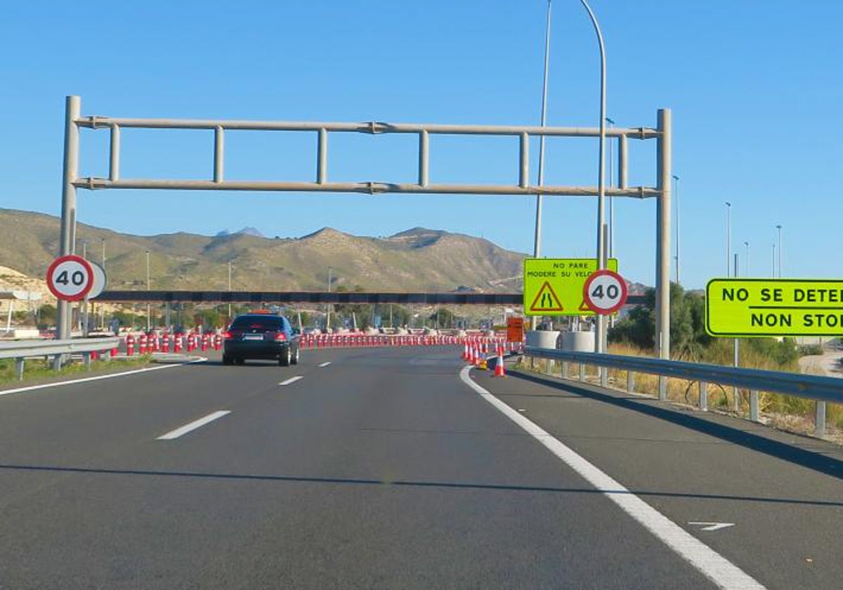 Imagen de archivo de un peaje en una autopista de Alicante