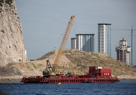 Gibraltar ejecuta nuevos rellenos para un proyecto urbanístico con los que sigue ganando terreno al mar en aguas españolas