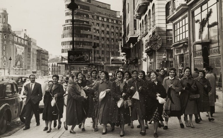 Imagen principal - Modistillas madrileñas el día de Santa Lucía; Jóvenes a la entrada de un cine de verano y Administración de Lotería número 21 en 1958