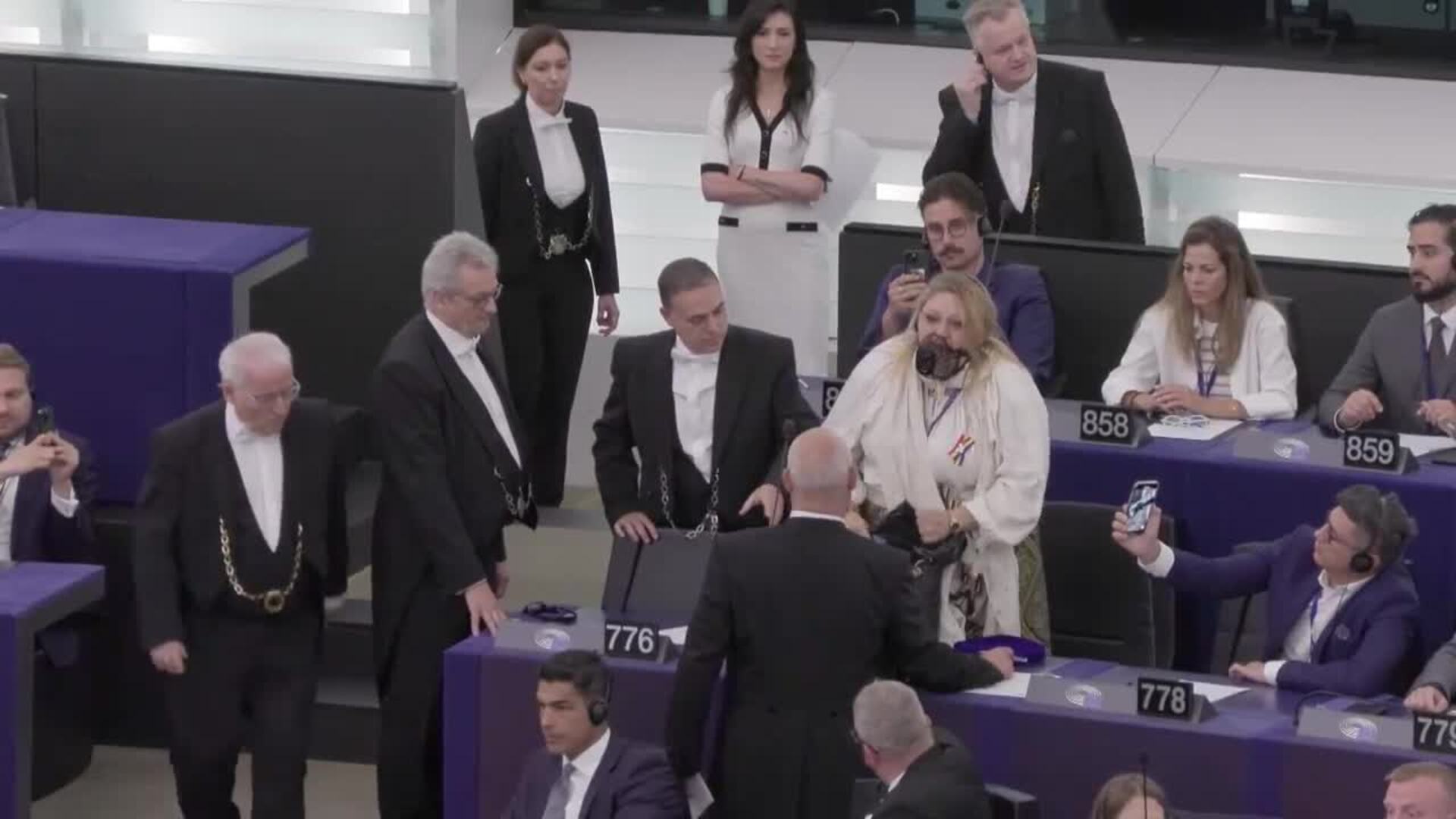 Expulsada de la Eurocámara una eurodiputada de ultraderecha que gritaba con un bozal puesto