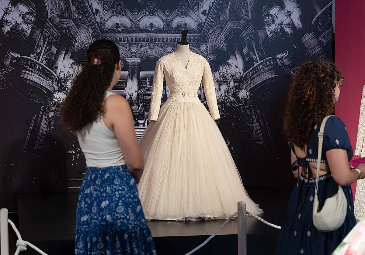 Un traje nupcial realizado con 40 metros de tul preside la exposición 'El siglo de Balenciaga'
