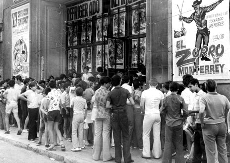 Imagen secundaria 1 - Modistillas madrileñas el día de Santa Lucía; Jóvenes a la entrada de un cine de verano y Administración de Lotería número 21 en 1958