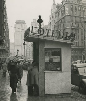 Imagen secundaria 2 - Modistillas madrileñas el día de Santa Lucía; Jóvenes a la entrada de un cine de verano y Administración de Lotería número 21 en 1958