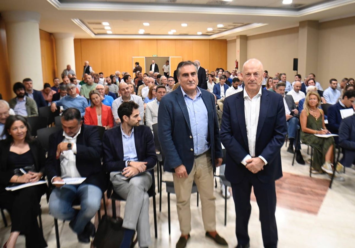 Fernando Riopa y Alberto Lavandeira, el jueves, durante la presentación del proyecto en Santiago