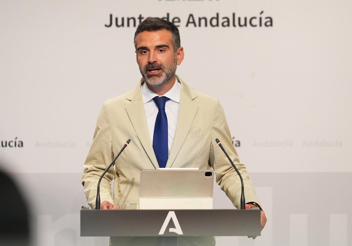 El portavoz del Gobierno, Ramón Fernández Pacheco, en una rueda de prensa