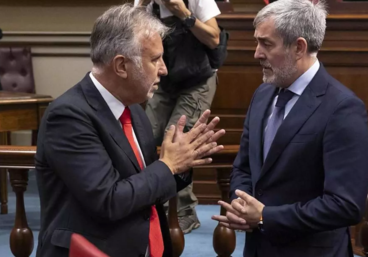 El presidente de Canarias, Fernando Clavijo y su antecesor en el cargo y ministro Ángel Víctor Torres, en foto de archivo