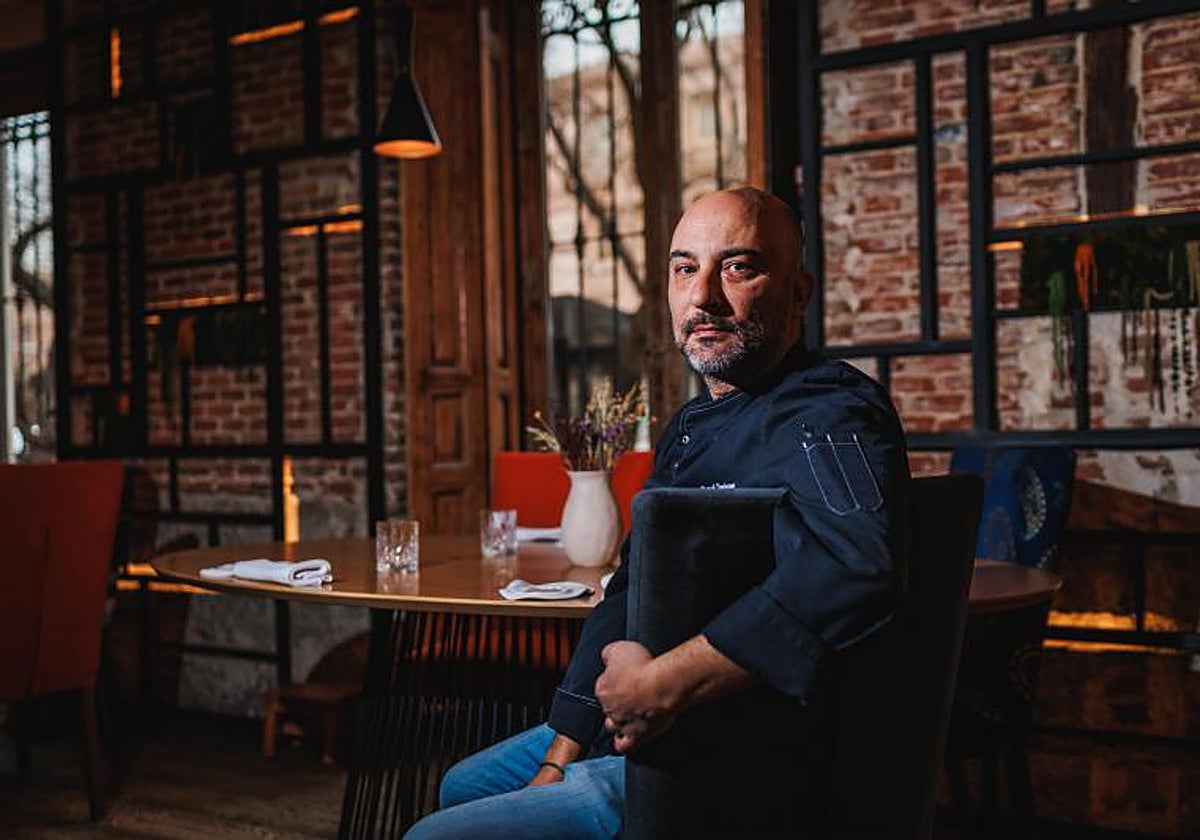 El restaurador en su negocio